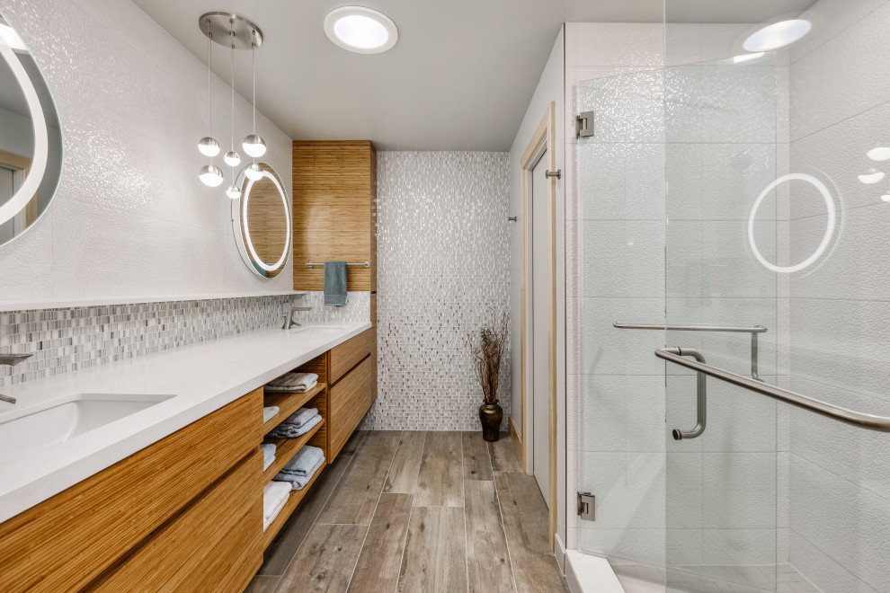 Exempel på ett stort vit vitt en-suite badrum, med släta luckor, vit kakel, ett undermonterad handfat, dusch med gångjärnsdörr, klinkergolv i porslin, beiget golv, bruna skåp, porslinskakel, vita väggar och bänkskiva i akrylsten