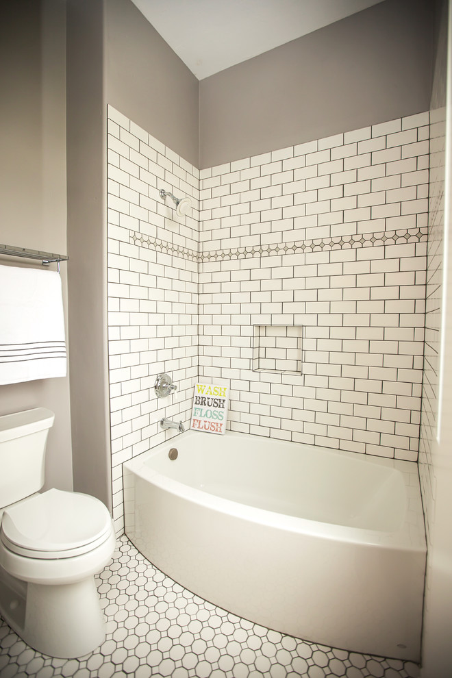 Свежая идея для дизайна: ванная комната в классическом стиле с ванной в нише, душем над ванной, раздельным унитазом, белой плиткой, плиткой кабанчик и полом из мозаичной плитки - отличное фото интерьера