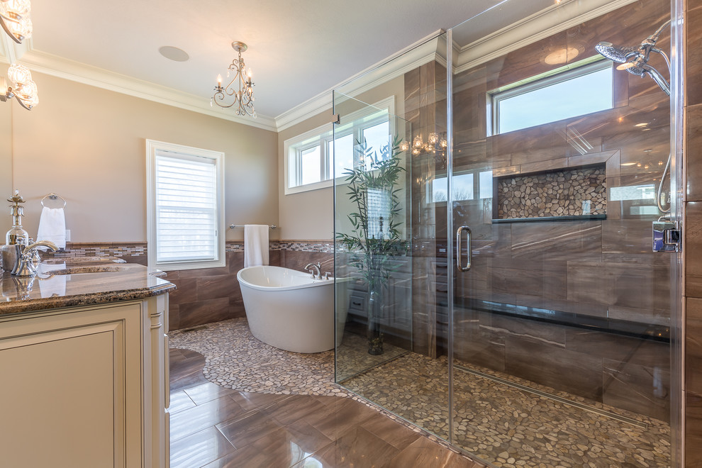 Пример оригинального дизайна: ванная комната в классическом стиле с белыми фасадами, отдельно стоящей ванной, угловым душем, бежевой плиткой, коричневой плиткой, бежевыми стенами, врезной раковиной, коричневым полом, душем с распашными дверями и коричневой столешницей