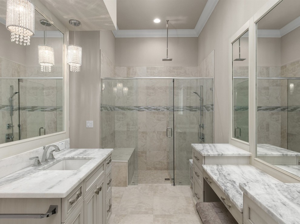 Inspiration för klassiska en-suite badrum, med luckor med profilerade fronter, vita skåp, ett platsbyggt badkar, en kantlös dusch, beige kakel, vit kakel, porslinskakel, beige väggar, klinkergolv i porslin, ett undermonterad handfat och granitbänkskiva