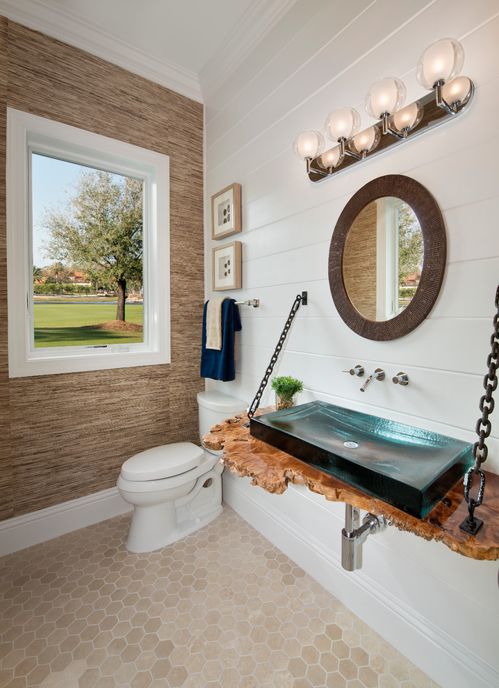 Foto de cuarto de baño clásico renovado extra grande con encimera de madera, ducha abierta, baldosas y/o azulejos beige, paredes blancas y aseo y ducha