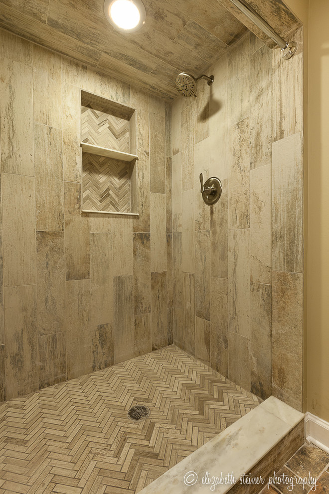 На фото: маленькая ванная комната в стиле неоклассика (современная классика) с столешницей из плитки, угловым душем, серой плиткой, желтыми стенами и полом из керамической плитки для на участке и в саду с