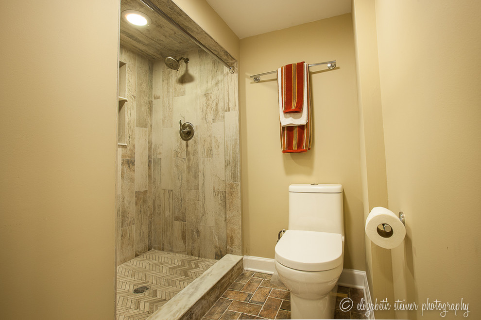 Immagine di una piccola stanza da bagno chic con top piastrellato, doccia ad angolo, piastrelle grigie, pareti gialle e pavimento con piastrelle in ceramica