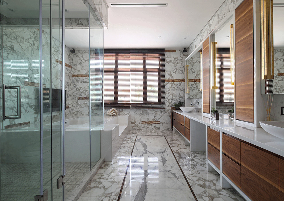 Источник вдохновения для домашнего уюта: огромная ванная комната в современном стиле с плоскими фасадами, темными деревянными фасадами, полновстраиваемой ванной, угловым душем и белой плиткой