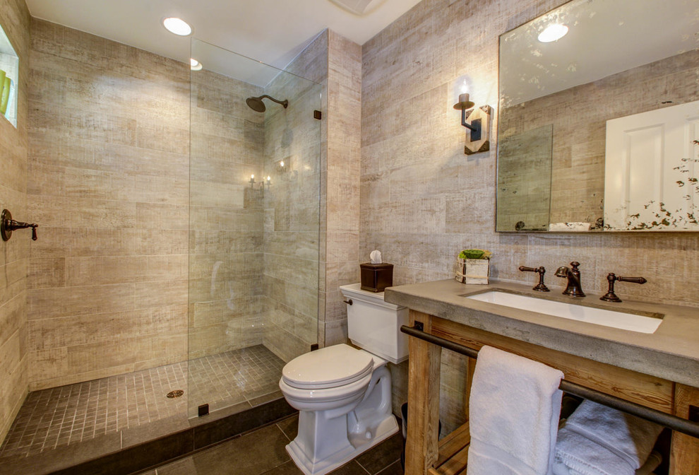 Imagen de cuarto de baño campestre con ducha empotrada, paredes beige, aseo y ducha, lavabo tipo consola y encimera de cemento