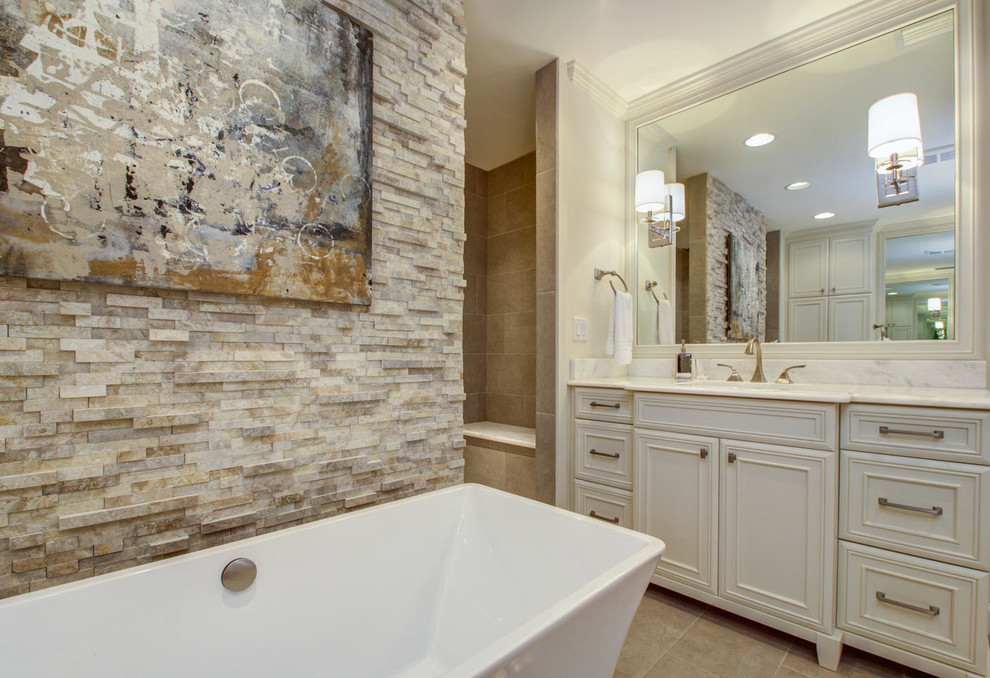 Diseño de cuarto de baño principal tradicional con baldosas y/o azulejos beige