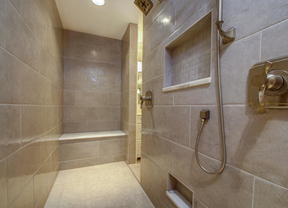 Exemple d'une salle de bain principale chic avec un carrelage beige.
