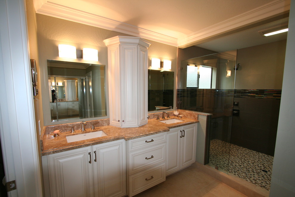 Foto di una stanza da bagno padronale classica di medie dimensioni con lavabo sottopiano, ante con bugna sagomata, ante bianche, top in marmo, doccia doppia, piastrelle multicolore, piastrelle di vetro, pareti beige e pavimento con piastrelle a mosaico