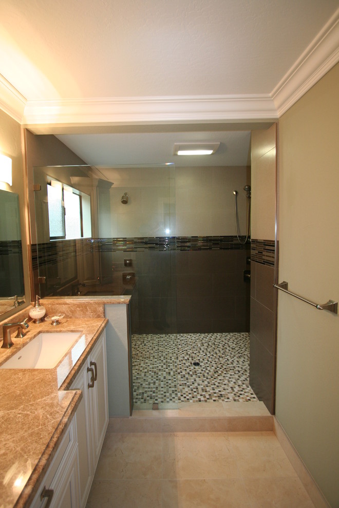 Esempio di una stanza da bagno padronale tradizionale di medie dimensioni con lavabo sottopiano, ante con bugna sagomata, ante bianche, top in marmo, doccia doppia, piastrelle multicolore, piastrelle di vetro, pareti beige e pavimento con piastrelle a mosaico