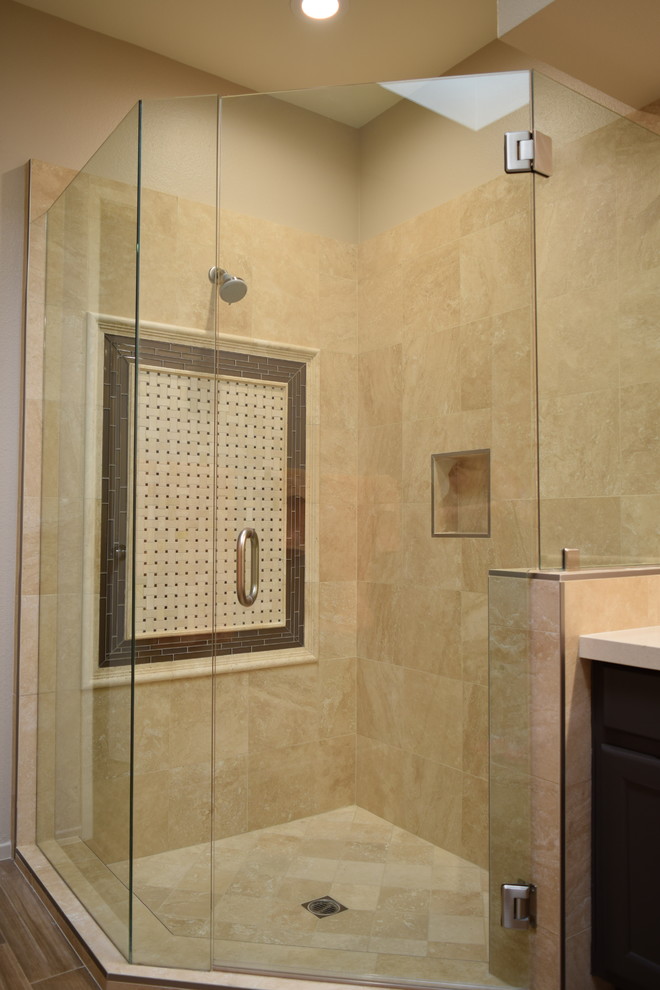Imagen de cuarto de baño infantil mediterráneo de tamaño medio con ducha esquinera