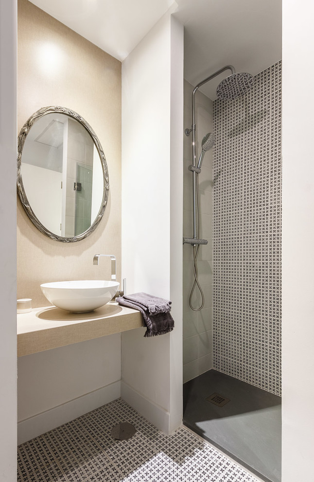 Kleines Modernes Duschbad mit Aufsatzwaschbecken, buntem Boden, offener Dusche, offener Dusche, schwarz-weißen Fliesen und beiger Wandfarbe in Madrid