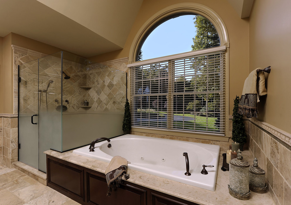 Diseño de cuarto de baño tradicional con bañera encastrada, ducha esquinera y baldosas y/o azulejos beige