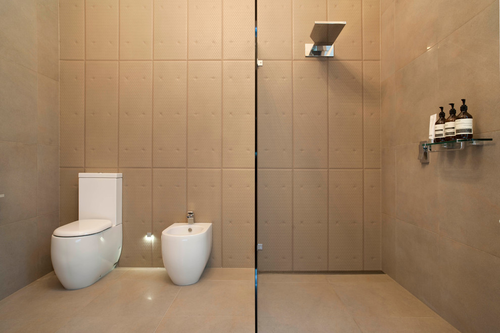 Idéer för ett mellanstort modernt badrum med dusch, med ett undermonterad handfat, skåp i shakerstil, beige skåp, granitbänkskiva, en öppen dusch, en vägghängd toalettstol, beige kakel, porslinskakel, beige väggar och klinkergolv i porslin