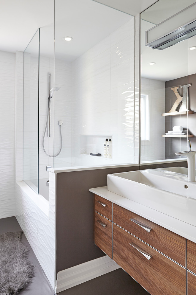 Aménagement d'une salle de bain classique en bois foncé de taille moyenne avec un placard avec porte à panneau encastré, une baignoire indépendante, un mur violet, un sol en carrelage de porcelaine, un lavabo encastré et un plan de toilette en marbre.
