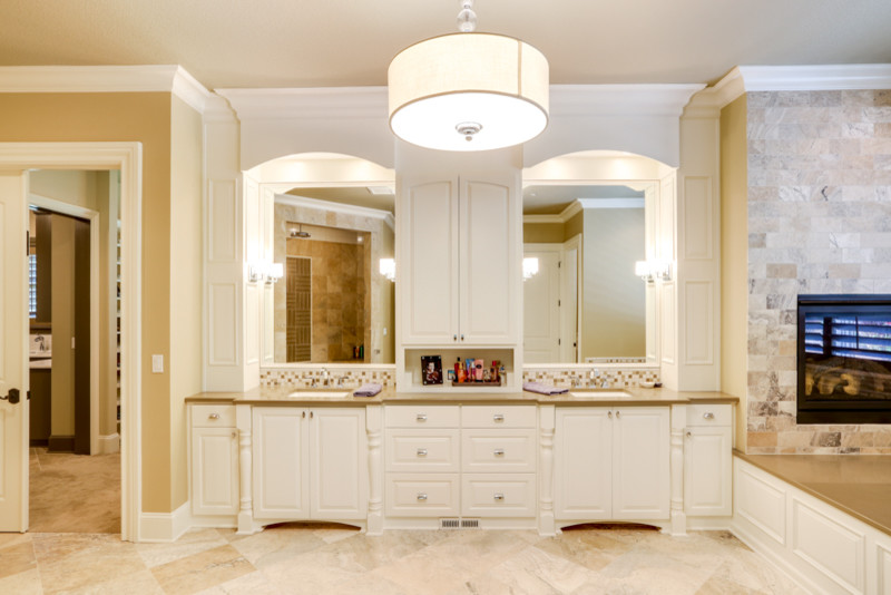 Пример оригинального дизайна: большая главная ванная комната в классическом стиле с фасадами с выступающей филенкой, белыми фасадами, ванной в нише, душем в нише, бежевой плиткой, белой плиткой, керамической плиткой, бежевыми стенами, полом из керамогранита, столешницей из искусственного кварца, унитазом-моноблоком, врезной раковиной, бежевым полом и открытым душем