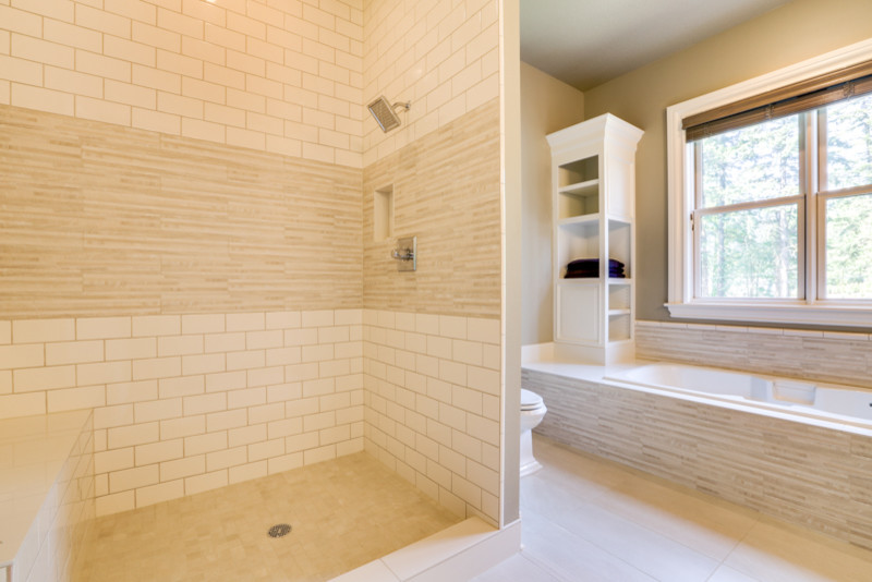 Источник вдохновения для домашнего уюта: большая главная ванная комната в современном стиле с ванной в нише, душем в нише, бежевой плиткой, белой плиткой, керамической плиткой, бежевыми стенами, полом из керамогранита, фасадами с выступающей филенкой, белыми фасадами, столешницей из искусственного кварца, унитазом-моноблоком, бежевым полом и открытым душем