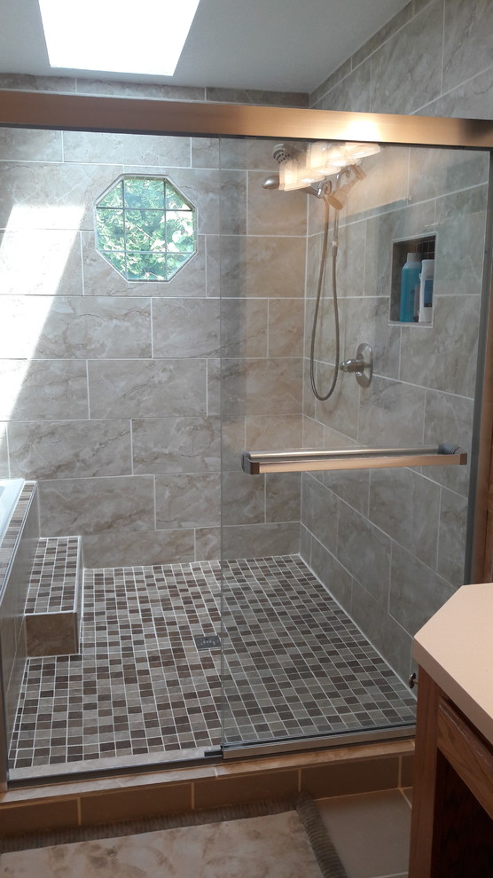 Свежая идея для дизайна: большая главная ванная комната в современном стиле с гидромассажной ванной, душем над ванной, бежевой плиткой, керамической плиткой, полом из мозаичной плитки, бежевым полом и душем с раздвижными дверями - отличное фото интерьера
