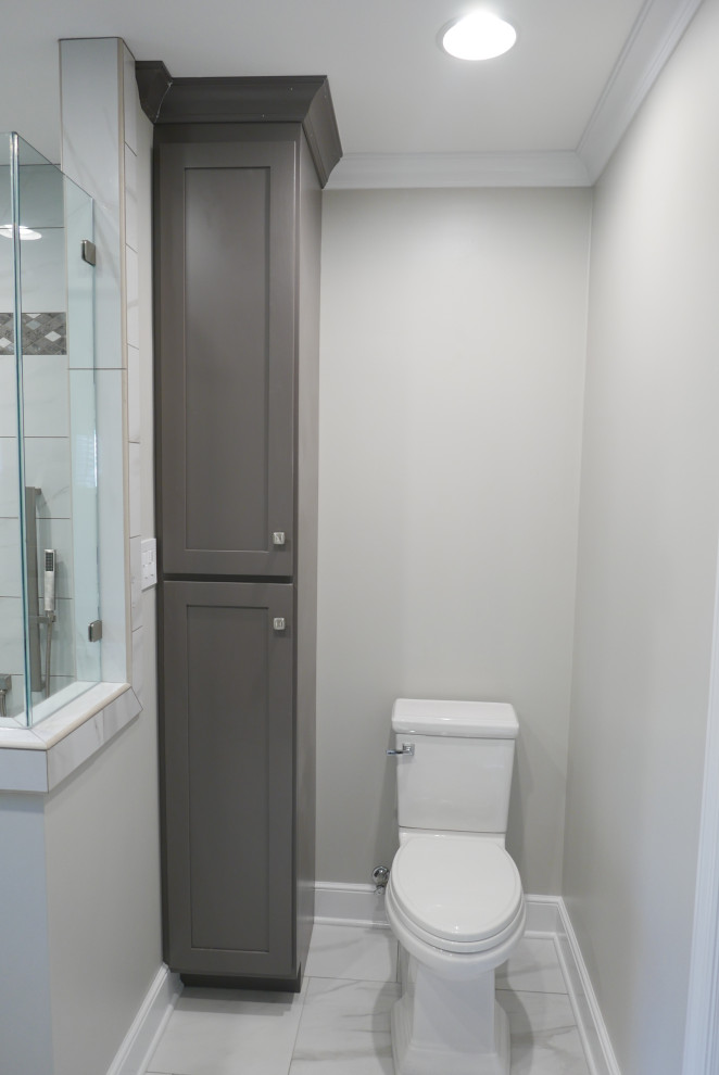 Exempel på ett mellanstort klassiskt flerfärgad flerfärgat en-suite badrum, med skåp i shakerstil, grå skåp, en dusch i en alkov, en toalettstol med separat cisternkåpa, vit kakel, porslinskakel, grå väggar, klinkergolv i porslin, ett undermonterad handfat, bänkskiva i kvarts, vitt golv och dusch med gångjärnsdörr