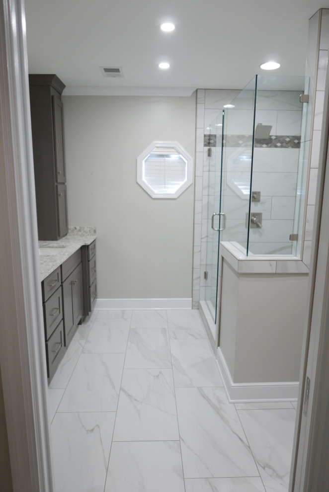 Klassisk inredning av ett mellanstort flerfärgad flerfärgat en-suite badrum, med skåp i shakerstil, grå skåp, en dusch i en alkov, en toalettstol med separat cisternkåpa, vit kakel, porslinskakel, grå väggar, klinkergolv i porslin, ett undermonterad handfat, bänkskiva i kvarts, vitt golv och dusch med gångjärnsdörr