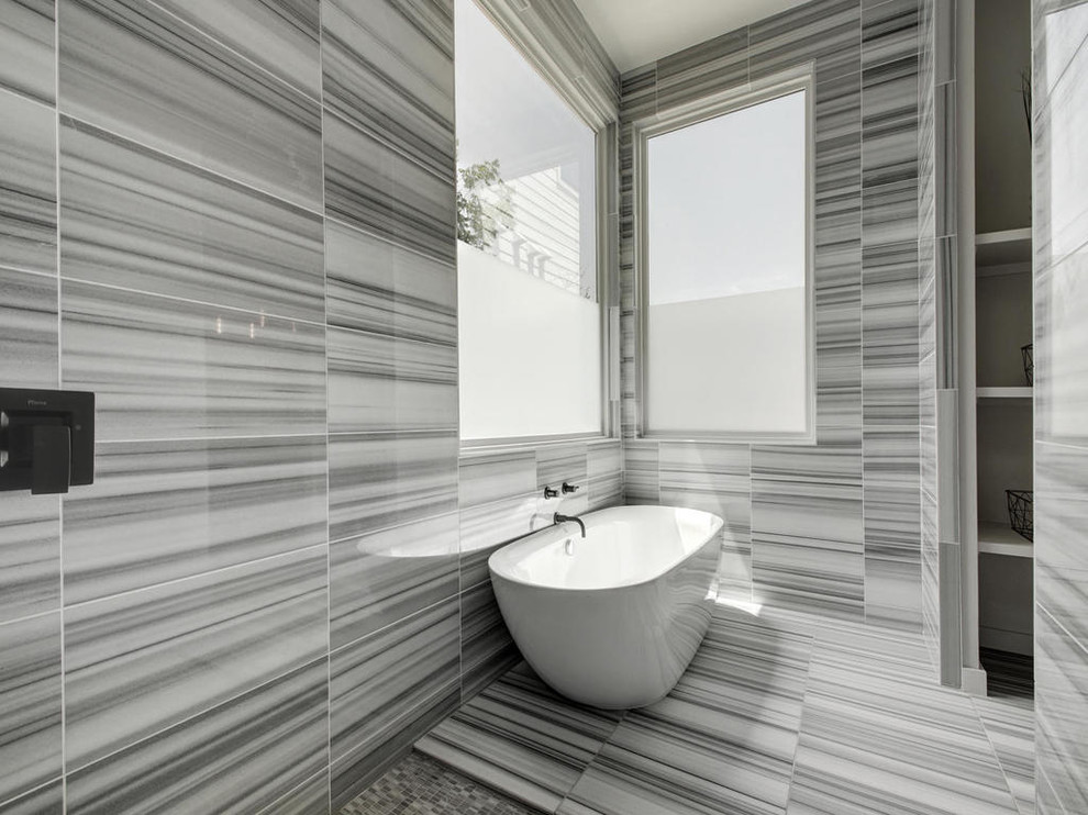 Idéer för att renovera ett stort funkis en-suite badrum, med ett fristående badkar, en öppen dusch, svart och vit kakel, stenkakel, marmorgolv, släta luckor, grå skåp, vita väggar, ett fristående handfat och bänkskiva i kvartsit