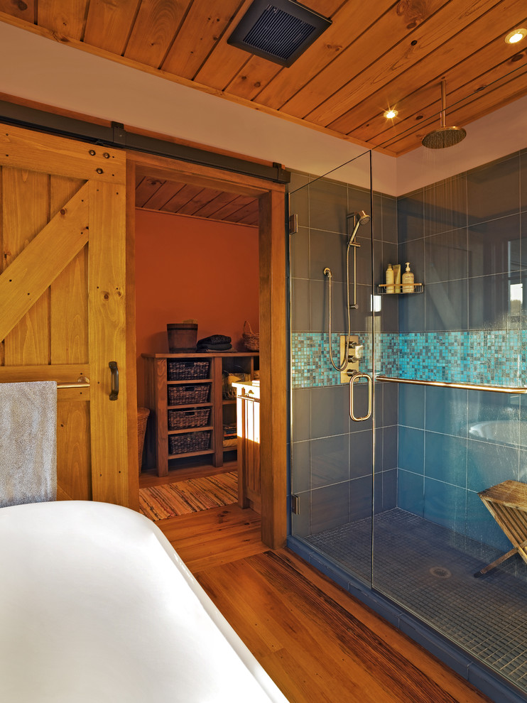 Exemple d'une douche en alcôve nature avec une baignoire indépendante et un carrelage gris.