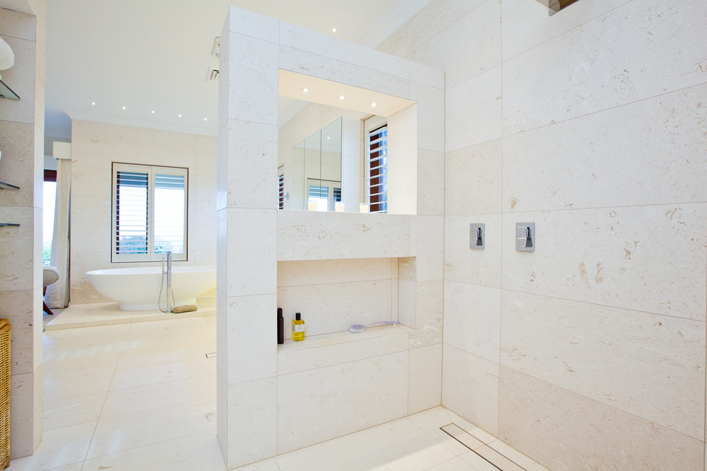 Inspiration för moderna badrum, med ett fristående badkar, en dubbeldusch, beige kakel och med dusch som är öppen