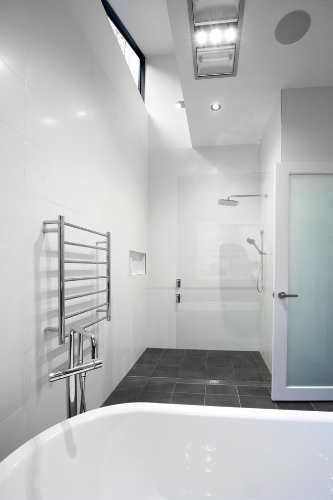 Medium sized contemporary bathroom in Newcastle - Maitland.