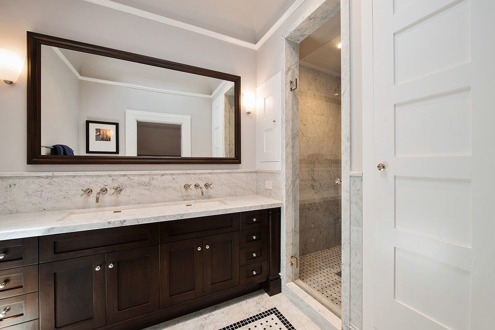 Свежая идея для дизайна: большая главная ванная комната в современном стиле с фасадами в стиле шейкер, темными деревянными фасадами, душем в нише, белой плиткой, мраморной плиткой, серыми стенами, мраморным полом, раковиной с несколькими смесителями, мраморной столешницей, белым полом и душем с распашными дверями - отличное фото интерьера
