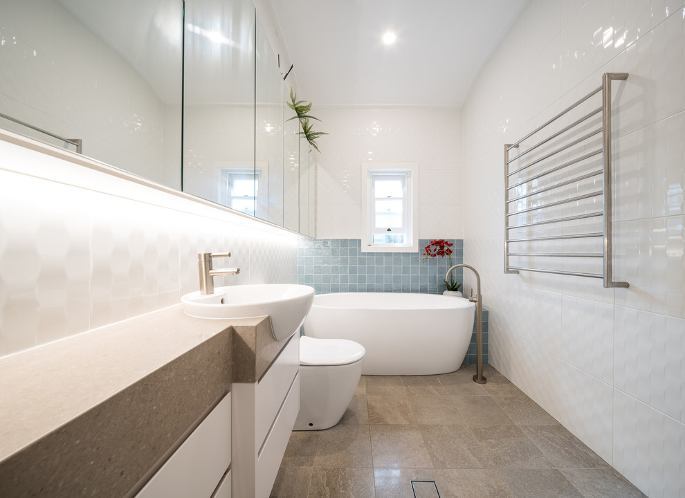 Ispirazione per una stanza da bagno con doccia contemporanea di medie dimensioni con ante lisce, ante bianche e top in quarzo composito
