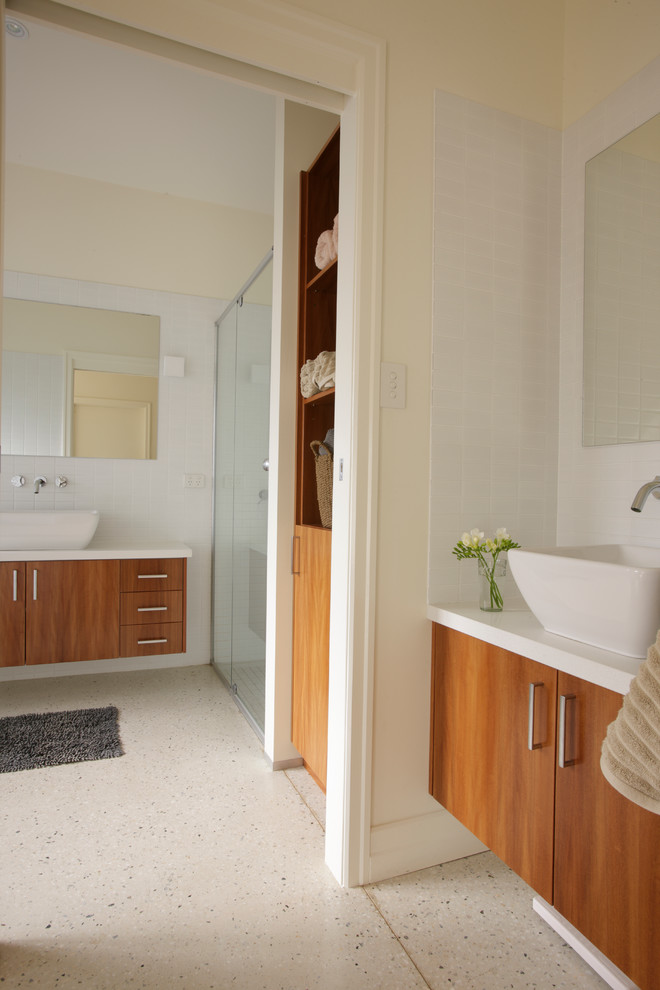 Exemple d'une douche en alcôve principale chic en bois brun de taille moyenne avec une vasque, un plan de toilette en quartz modifié, une baignoire indépendante, WC à poser, un carrelage blanc, des carreaux de porcelaine, un mur blanc et un sol en galet.