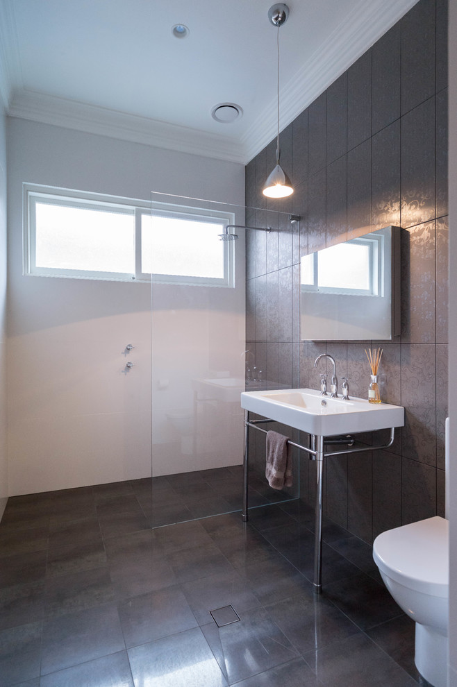 На фото: ванная комната в стиле неоклассика (современная классика) с консольной раковиной и душем без бортиков