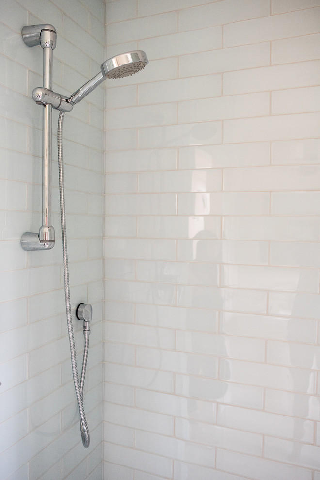 Inredning av ett klassiskt mellanstort badrum med dusch, med en dusch i en alkov, en toalettstol med separat cisternkåpa, blå kakel, glaskakel, bruna väggar, klinkergolv i porslin, ett integrerad handfat, bänkskiva i akrylsten, grått golv och dusch med gångjärnsdörr