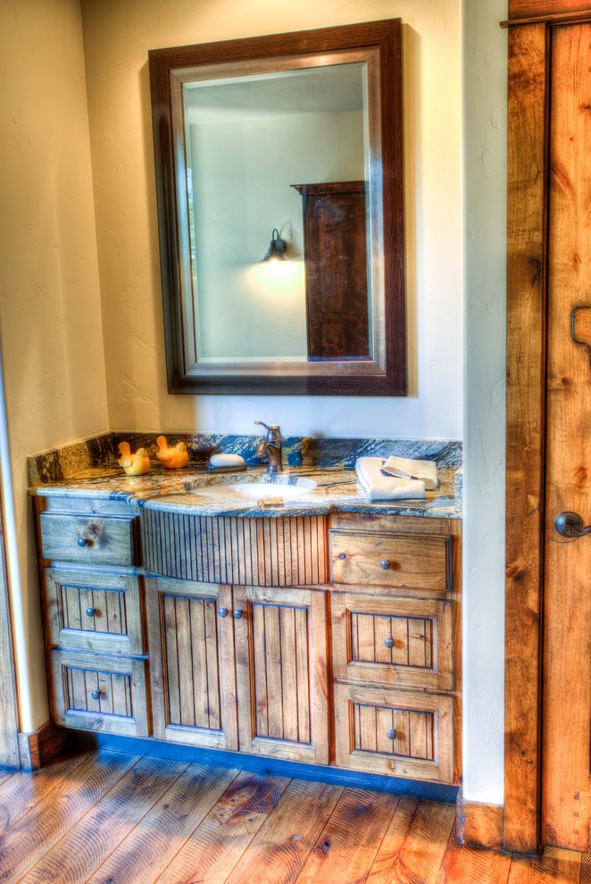 Imagen de cuarto de baño principal rústico pequeño con lavabo bajoencimera, armarios tipo mueble, puertas de armario con efecto envejecido, encimera de mármol, ducha abierta, paredes beige y suelo de madera en tonos medios
