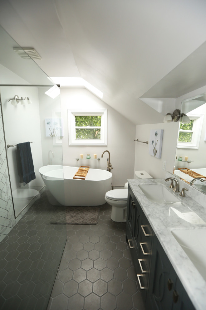 Idéer för att renovera ett mellanstort vintage flerfärgad flerfärgat en-suite badrum, med möbel-liknande, grå skåp, ett fristående badkar, en toalettstol med separat cisternkåpa, vita väggar, klinkergolv i porslin, ett undermonterad handfat, marmorbänkskiva, grått golv, med dusch som är öppen och våtrum