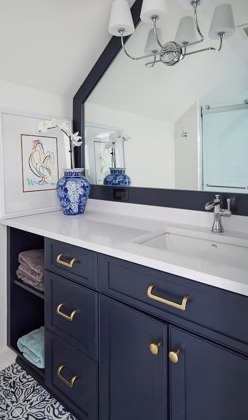 Свежая идея для дизайна: ванная комната среднего размера в стиле неоклассика (современная классика) с фасадами с утопленной филенкой, синими фасадами, душем в нише, белыми стенами, полом из керамогранита, душевой кабиной, врезной раковиной, столешницей из искусственного камня, разноцветным полом, душем с раздвижными дверями и белой столешницей - отличное фото интерьера