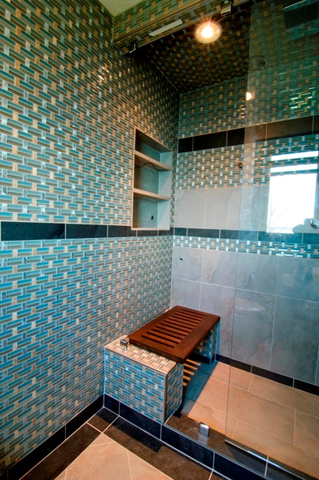На фото: большая главная ванная комната в стиле неоклассика (современная классика) с врезной раковиной, черными фасадами, столешницей из гранита, отдельно стоящей ванной, душем в нише, разноцветной плиткой, стеклянной плиткой, синими стенами, плоскими фасадами, унитазом-моноблоком, полом из керамической плитки, серым полом и душем с распашными дверями с