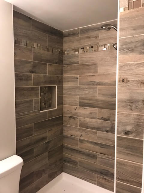 Imagen de cuarto de baño contemporáneo pequeño con baldosas y/o azulejos marrones, aseo y ducha, ducha empotrada, baldosas y/o azulejos de porcelana y ducha abierta