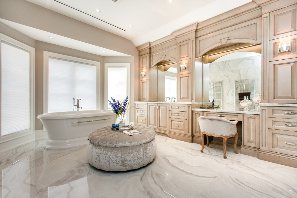 Пример оригинального дизайна: огромная главная ванная комната в классическом стиле с фасадами с выступающей филенкой, отдельно стоящей ванной и зеркалом с подсветкой
