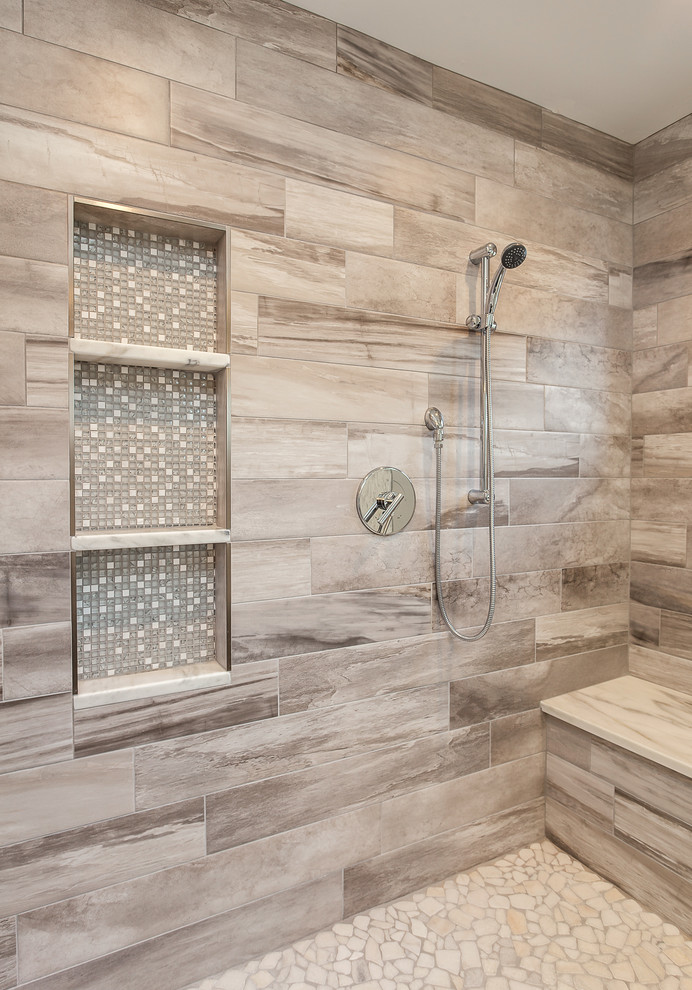 Modern inredning av ett mycket stort en-suite badrum, med släta luckor, skåp i slitet trä, ett fristående badkar, en öppen dusch, beige kakel, keramikplattor, grå väggar, mellanmörkt trägolv, ett undermonterad handfat och granitbänkskiva
