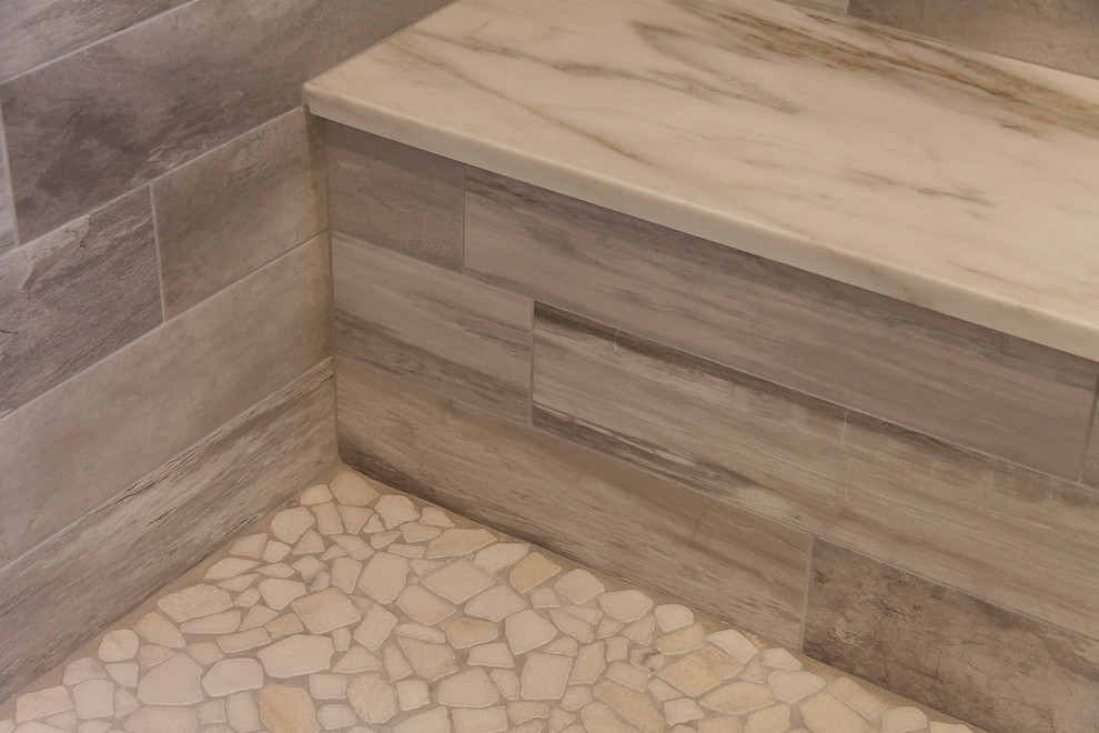 Exempel på ett mycket stort modernt en-suite badrum, med släta luckor, skåp i slitet trä, ett fristående badkar, en öppen dusch, beige kakel, keramikplattor, grå väggar, mellanmörkt trägolv, ett undermonterad handfat och granitbänkskiva