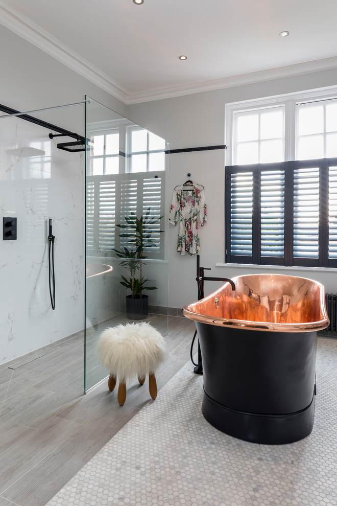 Diseño de cuarto de baño principal clásico renovado grande sin sin inodoro con bañera exenta, baldosas y/o azulejos grises, paredes blancas, suelo de baldosas de cerámica y ducha abierta