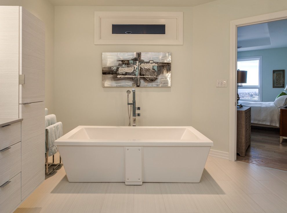 Свежая идея для дизайна: большая главная ванная комната в современном стиле с врезной раковиной, стеклянными фасадами, белыми фасадами, столешницей из искусственного кварца, отдельно стоящей ванной, душем без бортиков, унитазом-моноблоком, серой плиткой, стеклянной плиткой, белыми стенами и полом из керамогранита - отличное фото интерьера