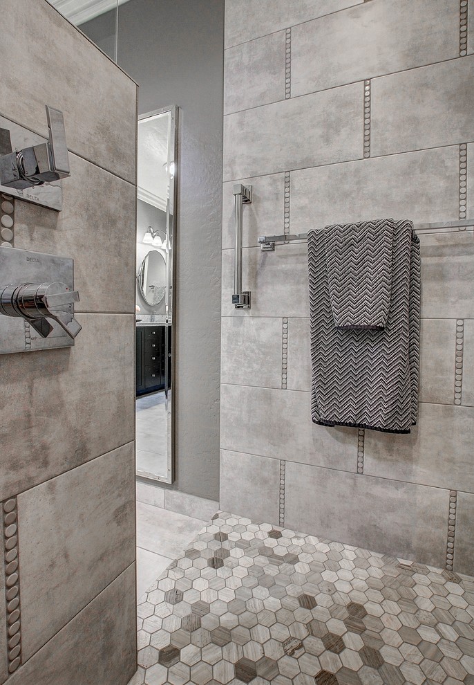 Bild på ett stort vintage en-suite badrum, med en kantlös dusch, grå kakel, porslinskakel, klinkergolv i porslin, bänkskiva i kvarts, skåp i shakerstil, skåp i mörkt trä, grå väggar och ett undermonterad handfat