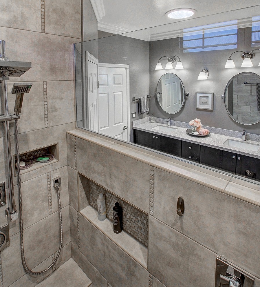 Idéer för ett stort klassiskt en-suite badrum, med en kantlös dusch, grå kakel, porslinskakel, klinkergolv i porslin, bänkskiva i kvarts, skåp i shakerstil, skåp i mörkt trä, grå väggar och ett undermonterad handfat