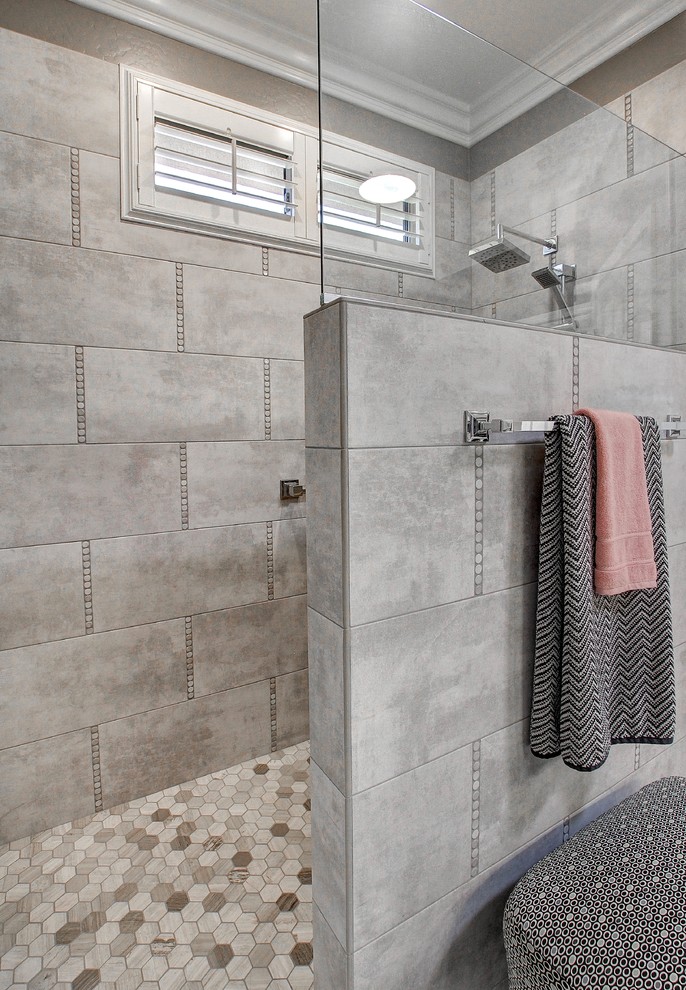Bild på ett stort vintage en-suite badrum, med en kantlös dusch, grå kakel, porslinskakel, klinkergolv i porslin, bänkskiva i kvarts, skåp i shakerstil, skåp i mörkt trä, grå väggar och ett undermonterad handfat