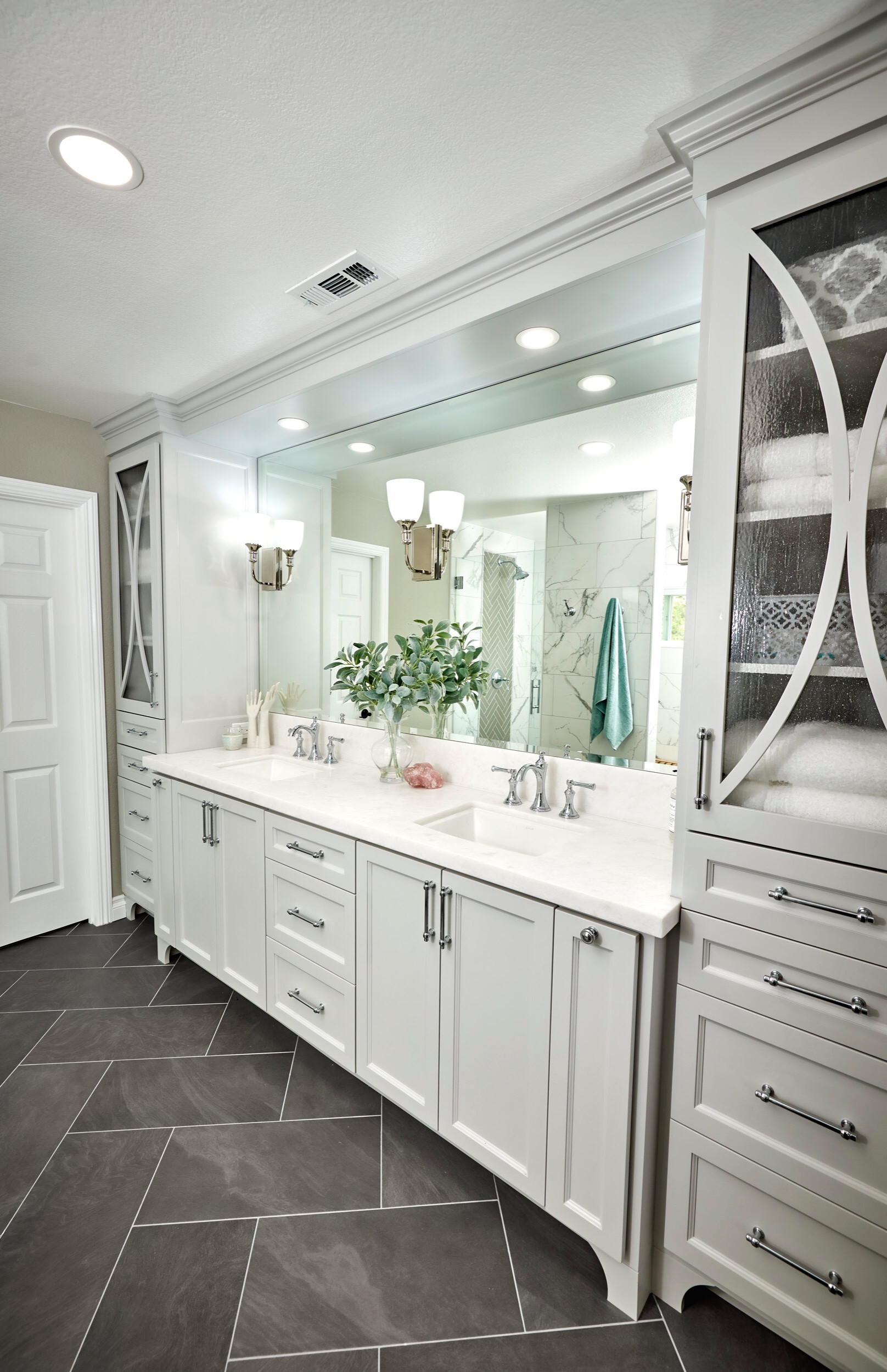 https://st.hzcdn.com/simgs/pictures/bathrooms/gorgeous-gray-bathroom-remodel-san-diego-signature-designs-kitchen-and-bath-img~233180230ca815dc_14-9910-1-2efdb6b.jpg