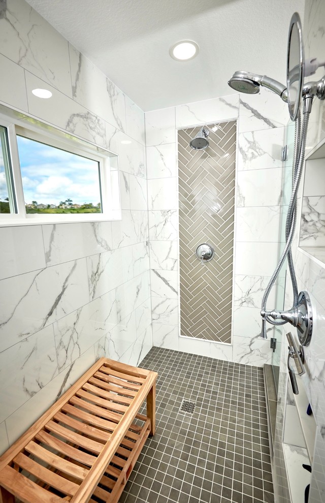 Стильный дизайн: большая главная ванная комната в классическом стиле с фасадами с утопленной филенкой, серыми фасадами, душевой комнатой, унитазом-моноблоком, серой плиткой, керамогранитной плиткой, серыми стенами, полом из керамогранита, врезной раковиной, мраморной столешницей, серым полом, душем с распашными дверями и белой столешницей - последний тренд