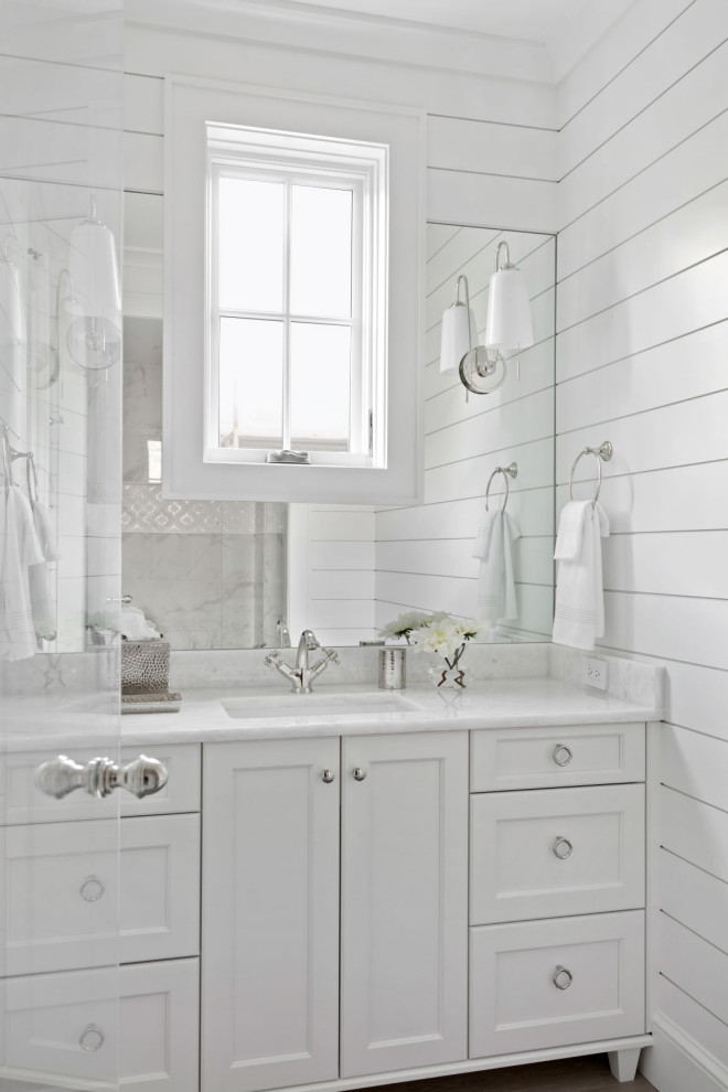 Inspiration för ett litet maritimt vit vitt badrum, med möbel-liknande, vita skåp, vita väggar, mellanmörkt trägolv, ett undermonterad handfat, bänkskiva i kvartsit och grått golv
