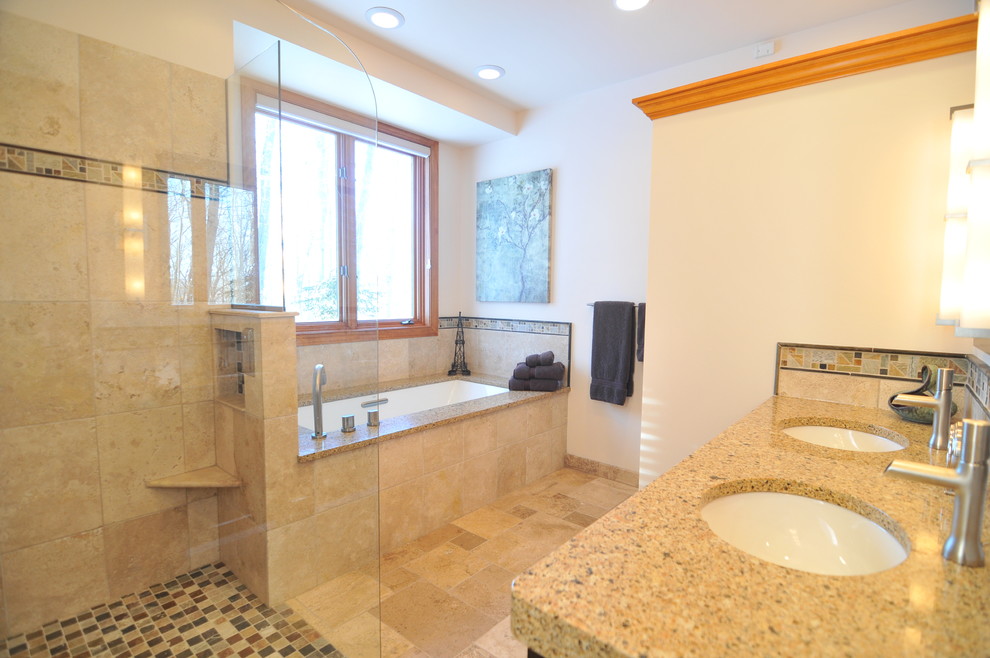 Exempel på ett mellanstort klassiskt en-suite badrum, med ett undermonterad handfat, möbel-liknande, skåp i mörkt trä, bänkskiva i kvarts, ett undermonterat badkar, en kantlös dusch, beige kakel, beige väggar och travertin golv