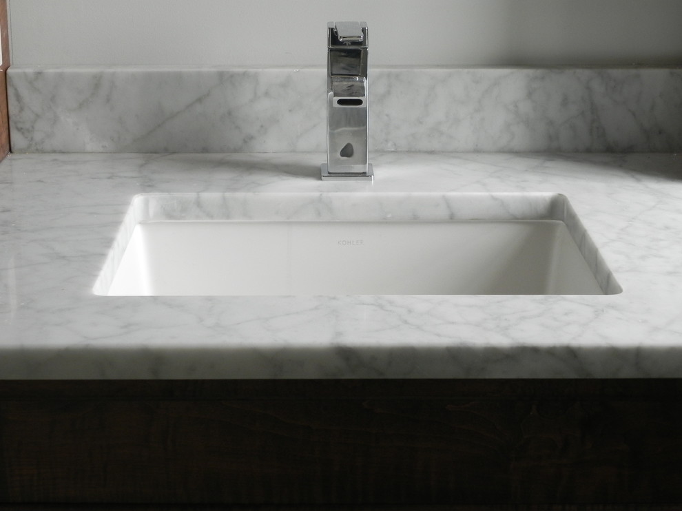 Ispirazione per una stanza da bagno tradizionale con lavabo sottopiano e top in marmo
